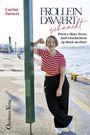 „FROLLEIN DAWERT schnackt: Poetry Slam-Texte und Geschichten op Hoch un Platt.“ Frau lehnt entspannt an einem Pfosten.