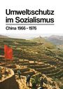 „Umweltschutz im Sozialismus: China 1966–1976.“ Vor terrassierten Feldern weht eine rote Fahne.