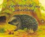 Text: "Tierfreunde im Jahreslauf". Illustration eines Igels vor einem Baum mit Blättern und einer kleinen Schnecke.
