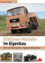 „Oldtimer-Modelle im Eigenbau. LKWs und Baumaschinen – klassisch selbst gebaut.“ Ein brauner LKW auf einem Feldweg.