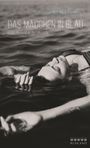 Text: Stefan Meetschen, Das Mädchen in Blau, Roman einer Initiation. Schwarz-weiß Bild einer entspannten Frau im Wasser.