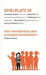 SPIELPLATZ 39. Fünf Theaterstücke über Alleinsein und Einsamkeit. Darunter eine Illustration von  sieben Personen.