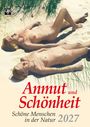 Text: "Anmut und Schönheit. Schöne Menschen in der Natur 2027". Zwei Menschen liegen nackt am Strand in der Sonne.