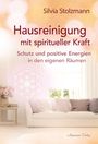 „Hausreinigung mit spiritueller Kraft“ von Silvia Stolzmann. Helles Wohnzimmer mit weißen und pastellfarbenen Möbeln.