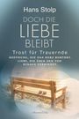 Text: "Hans Stolp Doch die Liebe bleibt Trost für Trauernde Hoffnung, die das Herz berührt. Liebe, die über den Tod hinaus verbindet." Eine Holzbank am Meer bei Sonnenuntergang.