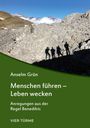 "Anselm Grün, Menschen führen – Leben wecken, Anregungen aus der Regel Benedikts, VIER TÜRME" 
Oben Berglandschaft, Schatten von Menschen.