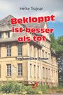 "Bekloppt ist besser als tot" in großer roter Schrift. Ein altes Gebäude mit beschädigtem Putz und Fenstern im Hintergrund.