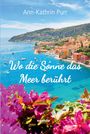 Ann-Kathrin Purr, "Wo die Sonne das Meer berührt". Küstenlandschaft mit bunten Häusern, blauem Meer und violetten Blumen.