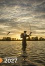 „ANGELKALENDER 2027“ zeigt eine Person beim Angeln im Wasser vor einem Sonnenuntergang.