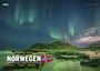 2027, NORWEGEN, DAS MAGAZIN FÜR ANGELN UND MEER. Nordlichter über schneebedecktem Berg und Strand.