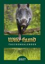 "Wild und Hund", "TASCHENKALENDER", "2027". Ein Wildschwein springt über einen Baumstamm in einem grünen Wald.
