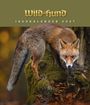 „Wild und Hund Jagdkalender 2027“ in goldener Schrift; ein Fuchs steht auf einem moosbedeckten Baumstamm.