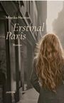 Text: "Monika Heintze, Erstmal Paris, Roman, JARON." Eine Person mit langen Haaren steht in einer städtischen Gasse mit Gebäuden.