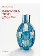 "BAROVIER & TOSO A Murano Glass Dynasty" in Rot. Abgebildet ist eine blau-gemusterte Glasvase auf weißem Hintergrund.