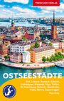 "Ostseestädte", Städte wie Kiel, Lübeck, Riga; bunte Gebäude, Gewässer im Hintergrund, Kreuzfahrtschiff, blauer Himmel.