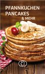 "PFANNKUCHEN PANCAKES & MEHR" steht über einem Stapel Pfannkuchen mit Bananen, Kirsche und Minze, auf Holztisch.