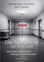 "Gabriele Klaus, Frank Klaus, Karl F. Masuhr. Die Notfallkrise auf dem Land. Weite Wege, langes Warten – Widerspruch und Widerstand."  
Flur mit Krankenhausbett und geschlossener Doppeltür.