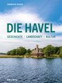 Text: Roswitha Schieb, Die Havel - Geschichte | Landschaft | Kultur. Wasser, ein Gebäude und grüne Bäume unter blauem Himmel.