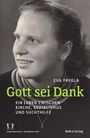Titel: "Gott sei Dank" von Eva Pregla. Portrait einer lächelnden Frau mit hochgesteckten Haaren in Schwarz-Weiß.
