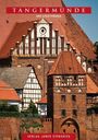 "Tangermünde: Der Stadtführer. Verlag Janos Stekovics." Sicht auf historische Backsteinarchitektur mit Fachwerkhaus.