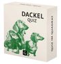 "DACKEK QUIZ" und "QUIZ IM QUADRAT" sind Texte auf einer Schachtel. Illustration von drei Dackeln ist in grün gehalten.