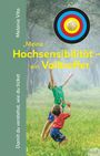 "Meine Hochsensibilität – ein Volltreffer.“ Zwei Kinder spielen auf einer Wiese, ein Junge springt freudig.