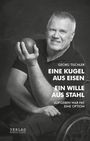 Texte: Georg Tischler, Eine Kugel aus Eisen, Ein Wille aus Stahl, Aufgeben war nie eine Option. Ein Mann im Rollstuhl hält eine Kugel.