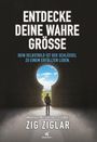 „ENTDECKE DEINE WAHRE GRÖSSE“ steht über einem Mann, der durch ein schlüssellochförmiges Tor ins Freie schaut.