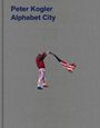 Text: "Peter Kogler Alphabet City". Eine Person in bunter Kleidung hält eine amerikanische Flagge hoch. Grauer Hintergrund.