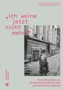 Text: „Ich weine jetzt nicht mehr!“. Schwarzweiß-Foto eines lachenden Mädchens auf einem Gehweg vor einem Gebäude.
