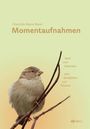„Momentaufnahmen“ von Charlotte Maria Maier, ein Spatz sitzt auf Zweigen; Hintergrund in sanftem Grün.