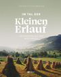 „Anton Distelberger: Im Tal der Kleinen Erlauf - Geschichten aus dem Mostviertel“. Heuhaufen auf grüner Wiese vor Hügeln.