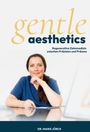 „gentle aesthetics, Regenerative Zahnmedizin zwischen Präzision und Präsenz.“ Frau in blauem Outfit sitzt am Tisch.