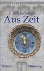 „Ulrich Jochinger, Aus Zeit, Roman, Milchweg.“ Eine alte Uhr mit gelben Zeigern und römischen Ziffern auf Steinwand.