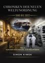 Text: "Chroniken der neuen Weltunordnung 1990 bis 2022. Teil 1: Von der Stecknadel zur Weltfabrik. Simon Kiwek."
Szene: Arbeiter in Fabrik, Frachtschiff, Techniker in Schutzanzügen.