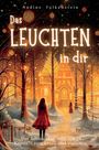 Text: "Das Leuchten in dir". Illustration: Frau in rotem Mantel vor beleuchtetem Haus im Wald. Winterliche, festliche Stimmung.