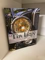 "Tin Lizzy - Mit der Tin Lizzy an die entferntesten Ecken Europas" von Bernhard Brägger. Abgebildet ist ein Oldtimer-Auto.