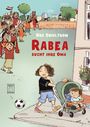 "RABEA SUCHT IHRE OMA" steht in großen roten Buchstaben, unten eine Kinderillustration mit Kinderwagen und Gruppe mit Flaggen.