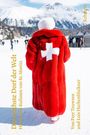 „Das reichste Dorf der Welt. Hinter den Kulissen von St. Moritz. Echtzeit.“ Eine Person im roten Pelzmantel mit weißem Kreuz.