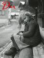 "Bergkinder von Emil Brunner". Ein Kind mit langen Haaren sitzt draußen auf Holzbalken und schaut über die Schulter.