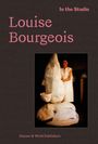 „In the Studio. Louise Bourgeois.“ Frau in weißem Kleid mit großer Skulptur, dunkler Hintergrund.
