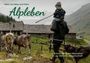 "Mehr als Käse und Kühe. Alpleben Graubünden. Arbeit, Tiere und Menschen in der Bündner Alpwirtschaft." 

Ein Hirte mit Kind und Hund beobachtet Kühe vor einer Berghütte, umgeben von grünen Hügeln.