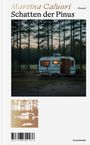 "Martina Caluori: Schatten der Pinus. Roman. Ein Wohnwagen im Wald bei Dämmerung. Unten ist eine Strichzeichnung."