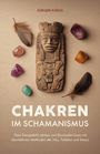 Titel: "Chakren im Schamanismus". Eine antike Figur, Federn und bunte Steine auf beigem Hintergrund.