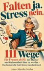 "Falten ja. Stress nein. 111 Wege für Frauen ab 50..." Eine stilvolle Frau mit Brille und Kaffeetasse, lächelnd an einem Tisch.