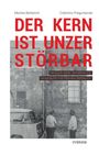 Text: "Der Kern ist unzerstörbar. Versuch einer Annäherung. Gespräche mit Monika Berberich." Graues Foto: Personen vor Mauer.