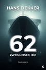 "HANS DEKKER, 62 ZWEIUNDSECHZIG, THRILLER. Ein großes, geheimnisvolles Schiff im Nebel vorne sichtbar."