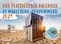 „Uns Plattdüütsch Kalemner ut Mäkelborg-Vörpommern 2027“. Strandkörbe am Sandstrand bei Sonnenuntergang.