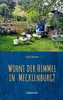 Text: "Cleo Dorne - WOHNT DER HIMMEL IN MECKLENBURG?"
Szene: Ländlicher Garten mit Gänsen vor einem Gewächshaus.