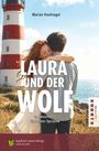 Text: Laura und der Wolf, Marian Hoefnagel. Zwei Menschen umarmen sich vor einem Leuchtturm am Meer.